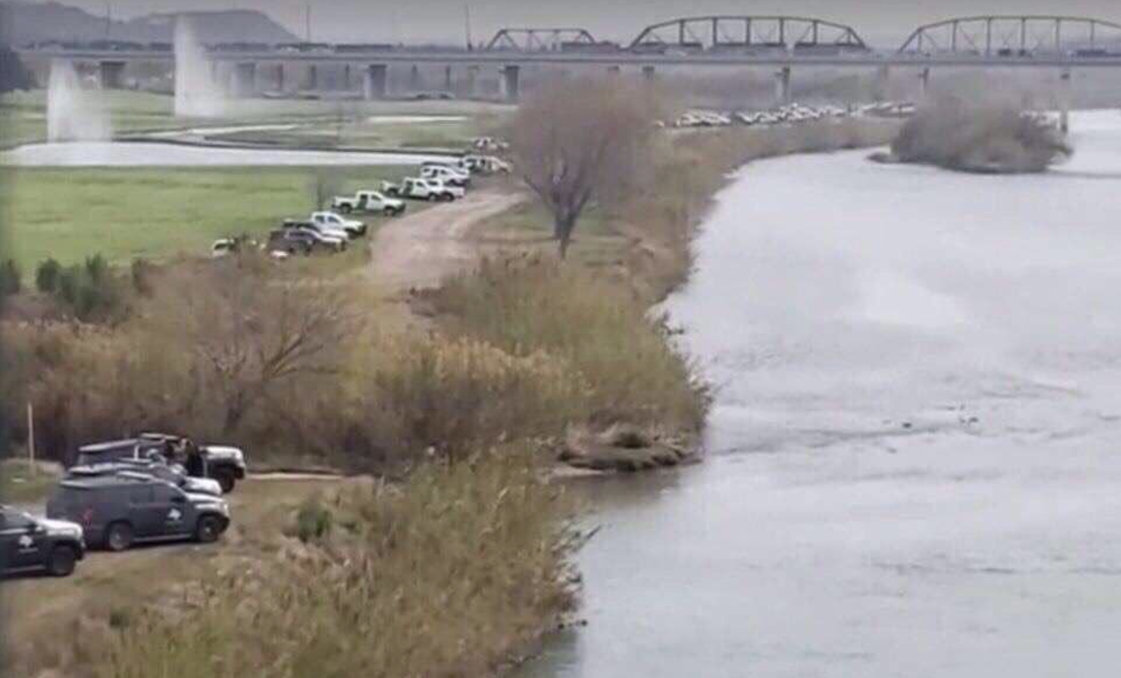 Texas Police Take Matters Into Their Own Hands, Form Wall of Vehicles to Stop Migrant Caravan! – We Love Trump