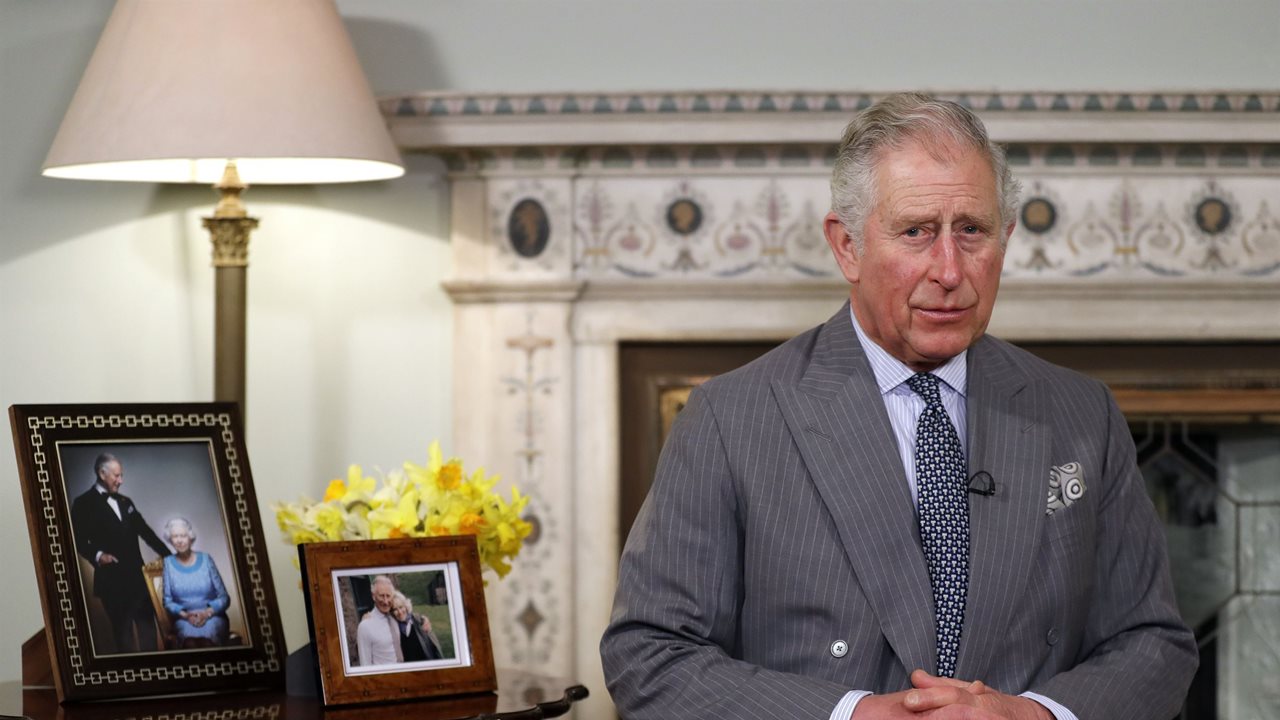Prince Charles Snubs President Trump—But Visits Cuba and Proudly Poses with Che Guevara Backdrop