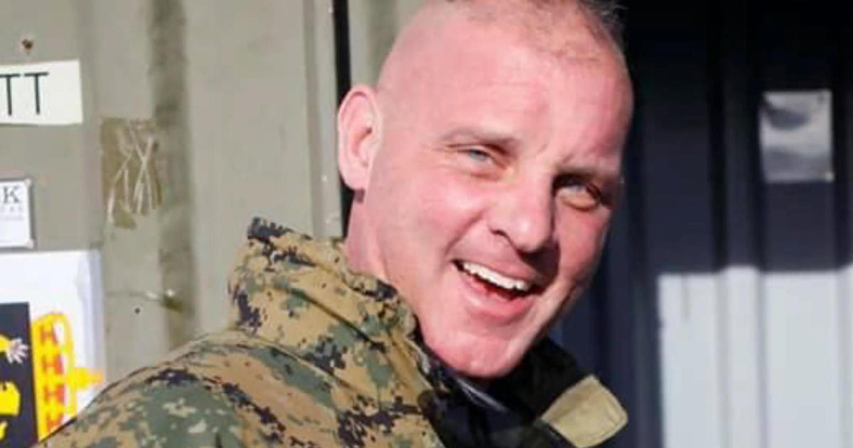 Marine Col. Mark Smith remembered for heartfelt letters from Iraq - CBS News