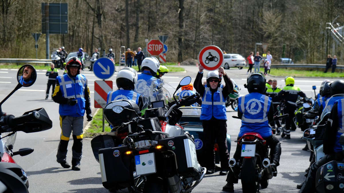 Hochtaunus: Biker protestieren gegen Streckensperrungen am Feldberg  | Rhein-Main