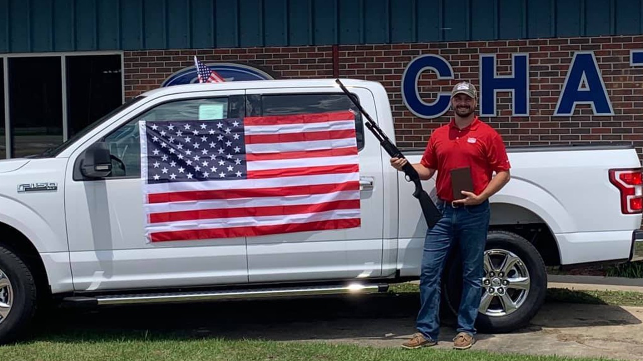 All-American Car Dealership Offers Bible, Shotgun & US Flag With Every Vehicle Purchase - Guns in the News