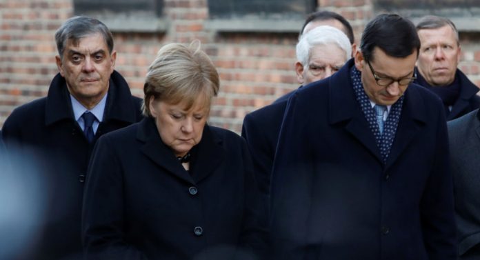 Merkel verliert bei Besuch in Auschwitz Gleichgewicht – Video | Zaronews