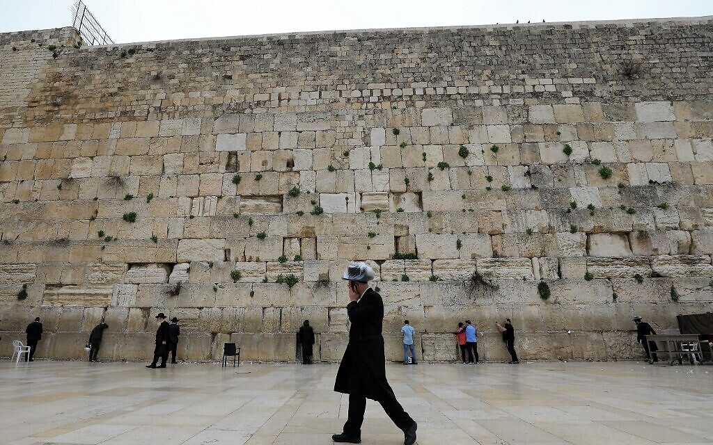 Israel's chief rabbis call on Jews to avoid visiting the Western Wall | The Times of Israel