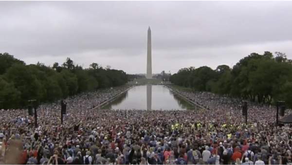 Tens of Thousands of Christians Gather to Pray, Worship in DC