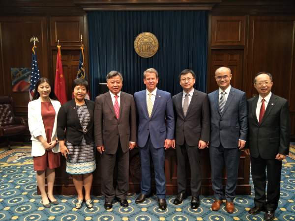 中国驻休斯敦总领事李强民拜会佐州州长 Brian Kemp州长：“感谢你为佐治亚州所作出的贡献”！（美國美中報道） - 美國美中報導