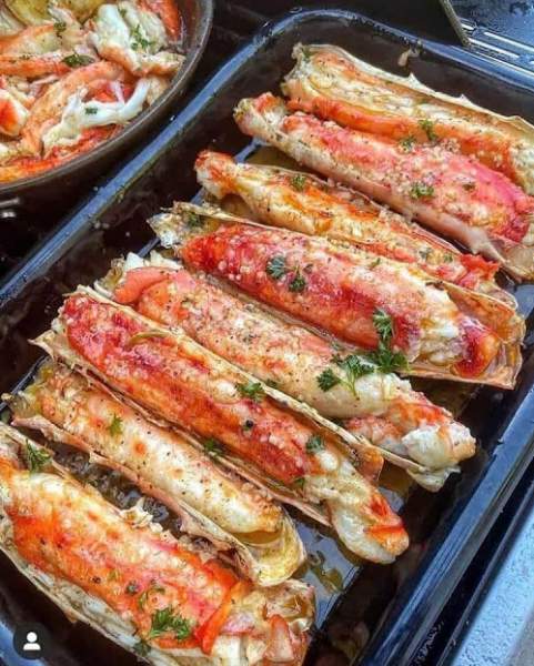 Baked Crab Legs in Butter Sauce ! – FULL BUZZ