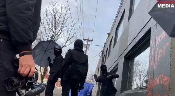 Portland Antifa Smashes Out Windows of the Headquarters of the Democrat Party of Oregon (VIDEO)