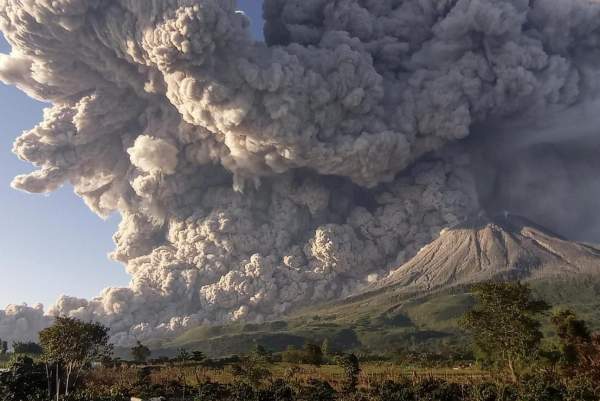 Sinabung Volcano Explodes to 40,000 feet (12.2 km) in Spectacular Fashion - Electroverse