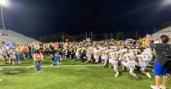 High School Football Teams Defy Orders and Lead Fans in Stirring Postgame Prayer