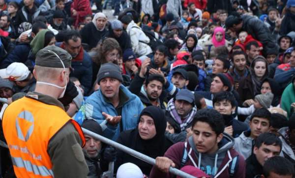 Corona-Gesetz: Asylwerber dürfen weiterhin ungetestet und ungeimpft einreisen | Exxpress