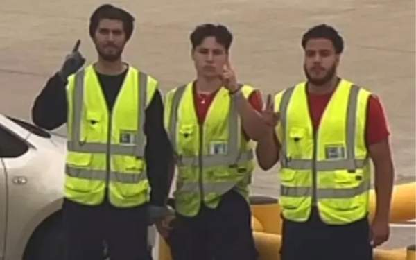 Muslim employees of German airports pose on the web showing the salute of the terrorist organisation IS – Allah's Willing Executioners