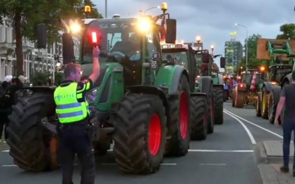 Blockaden vor Rathäusern: Bauern wollen Niederlande in den “Lockdown” schicken | Exxpress