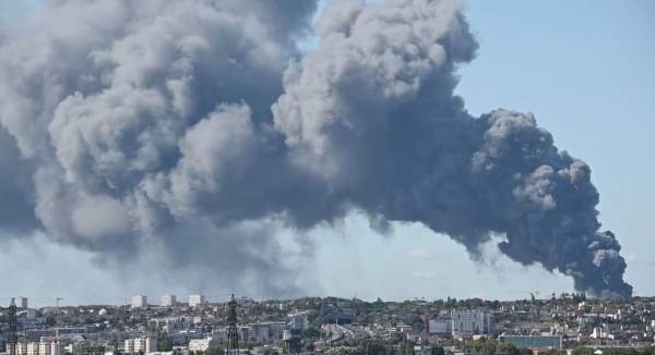 Enormous Fire Breaks Out at World's Largest Wholesale Fresh Produce Market in Paris