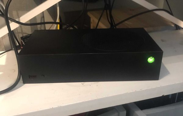 Xbox Series S Owner Gives Their Console a Makeover