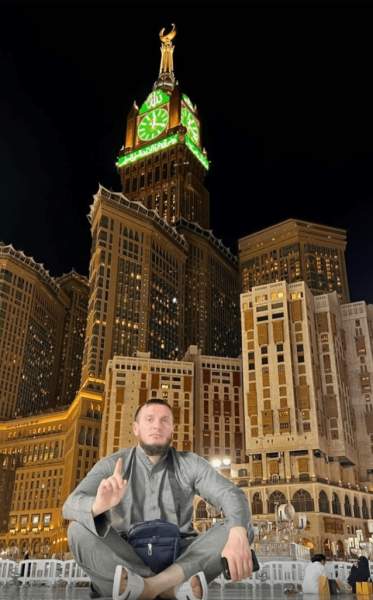 The father of Abdullakh Anzorov, the Islamist terrorist who beheaded Samuel Paty, is currently in Mecca. He shares an article from the newspaper Marianne and speaks about his son: “This soldier of Allah has terrified more than 60% of French teachers. A warrior” – Allah's Willing Executioners