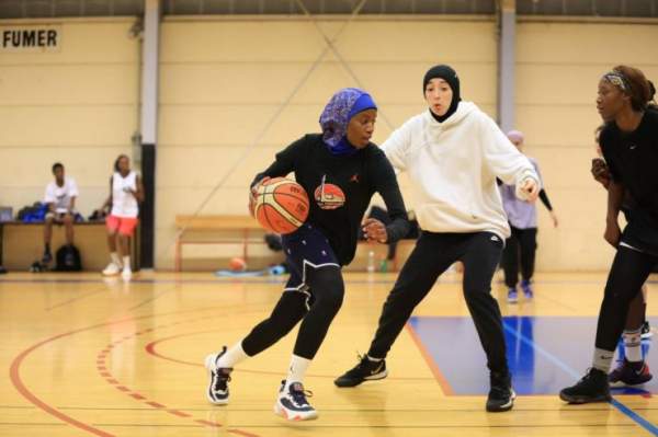 Basketball in Frankreich: Wie im Fußball schreitet der islamische Schleier trotz der Regeln voran, indem er Zwietracht sät und sogar Morddrohungen auslöst; “die gegnerische Mannschaft schweigt, weil sie Angst hat, belästigt oder beschimpft zu werden” – Jihad Watch Deutschland