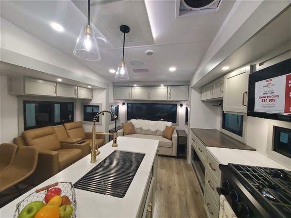 Brinkley 5th Wheel Campers - a first take and a de..