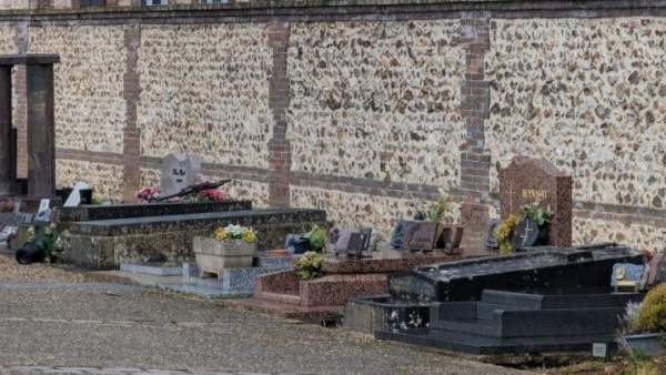Frankreich : Ein illegaler senegalesischer Migrant beschädigt etwa 30 Gräber auf dem Friedhof Saint-Louis in Évreux; alle Kreuze wurden herausgerissen – Jihad Watch Deutschland