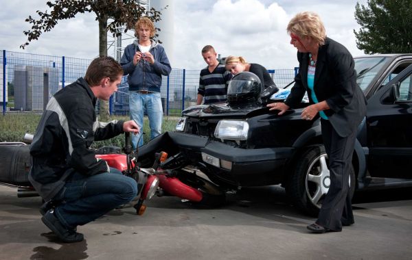 Managing Crash Situations with the Help of a Lawyer