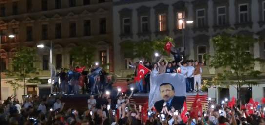 Allahu-akbar shouts in the Favoriten district of Vienna: Turks celebrated Erdogan’s election victory in Austria – Allah's Willing Executioners