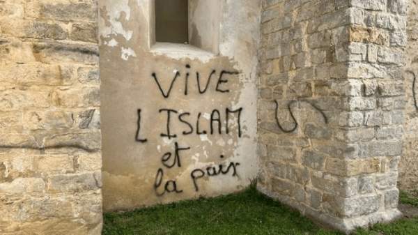 “Long live Islam and peace”: Several graffiti discovered on a church in the French commune of Lieusaint – Allah's Willing Executioners