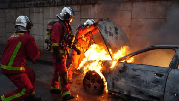 WATCH: Dozens of Angry Minority Youths Torch Paris and Assault Police Officers After Teen Driver Is Killed by Cop – Media and Witnesses Claim Driver Was “Executed” But Video Proves There’s More to the Story (VIDEOS) – Allah's Willing Executioners