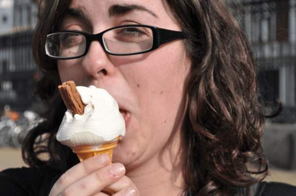 Because many Muslims find it “obscene”: German women should no longer lick ice cream – Allah's Willing Executioners