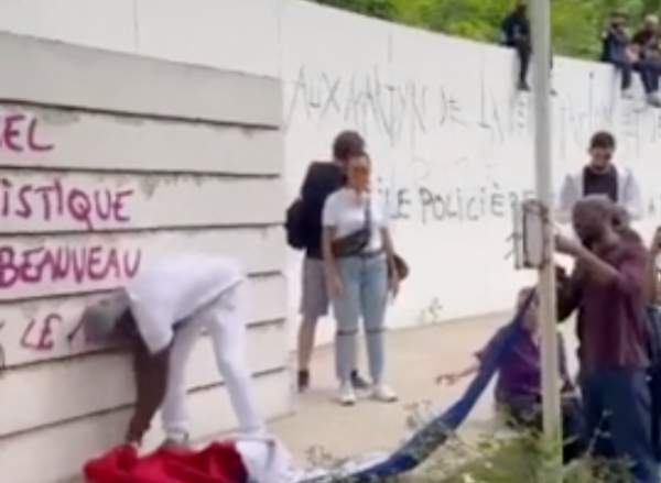 Beschämend: Randalierer schänden Pariser Holocaust-Denkmal und kündigen „Schoah“ an | Exxpress