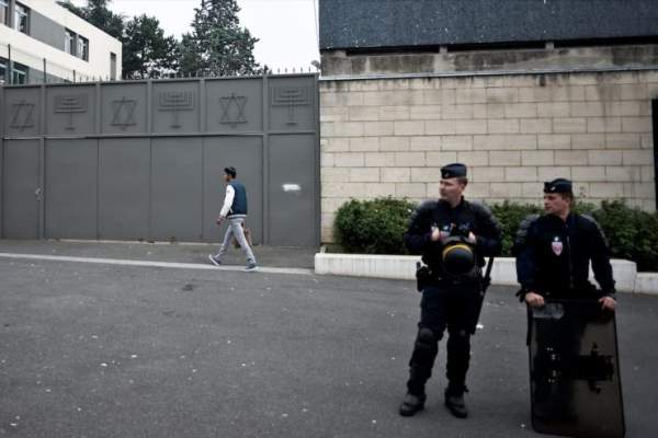 Ein zur Abschiebung ausgeschriebener Migrant wird im französischen Sarcelles festgenommen, weil er eine Schießerei vor der großen Synagoge simuliert  hat – Jihad Watch Deutschland