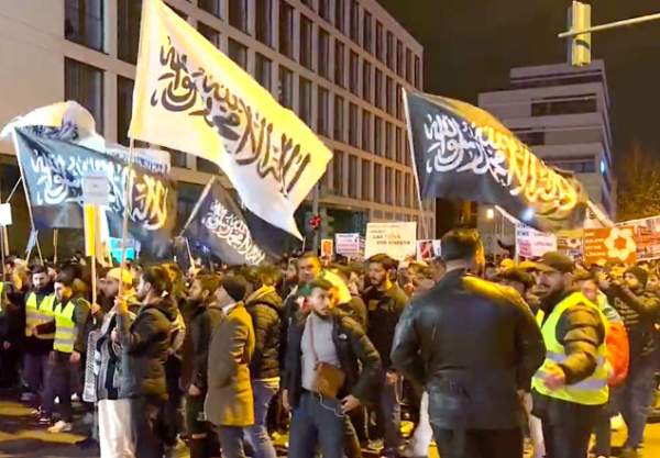 Anti-Israel demo with several terror flags and police look on in Essen, Germany – Allah's Willing Executioners