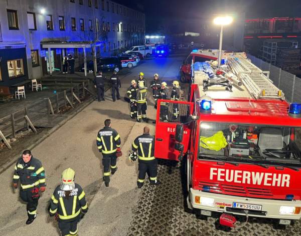Brand in Asylquartier: Feuerwehrfrauen mussten geschützt werden | Exxpress