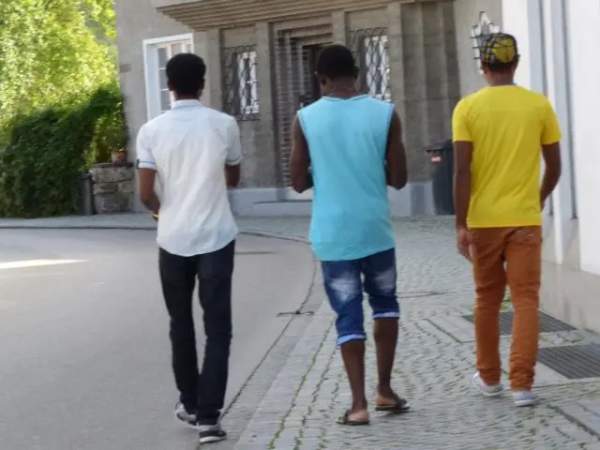 „Flüchtlinge“ reisten ab, weil sie kein Bargeld bekommen haben – Jihad Watch Deutschland