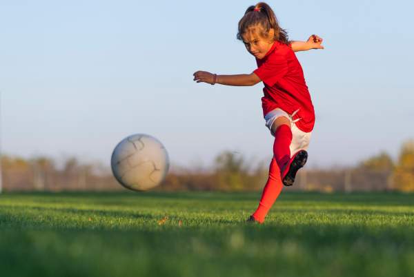 Gender-Wahnsinn: Englischer Mädchen-Fussballliga steht vor dem Aus, wenn keinen Jungs mitspielen dürfen » Journalistenwatch