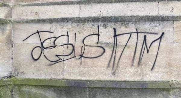 Frankreich: Antichristliche Tags an der Wand der Stiftskirche Notre-Dame in Poissy geschmiert – Jihad Watch Deutschland