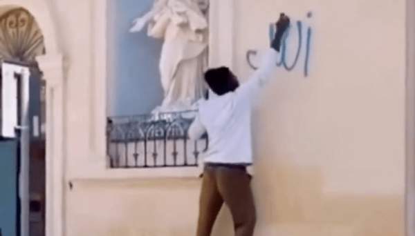 Italy: Muslim migrant screaming ‘Allahu akbar’ spray-paints ‘Allah’ on church wall – Allah's Willing Executioners