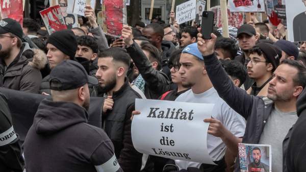 “Kalifat” gefordert: SPD und Grüne stimmten gegen Islamisten-Demo-Verbot | Exxpress