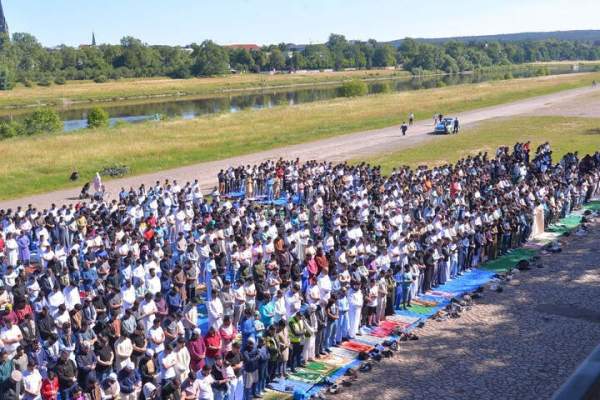 Residents annoyed in Dresden, Germany: Hundreds of Muslims and loud calls to prayer on the banks of the river Elbe – Allah's Willing Executioners