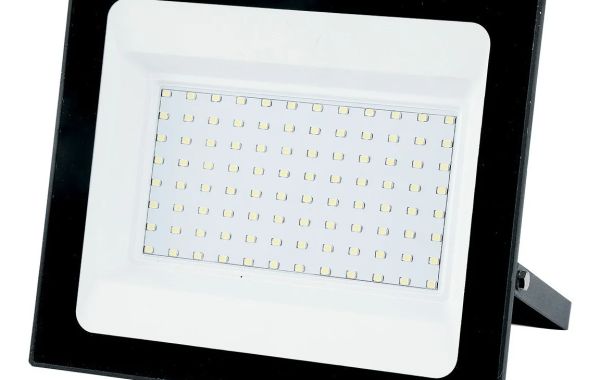 Iluminação Poderosa: Descubra os Benefícios do Refletor de 50 Watts para Seu Espaço!