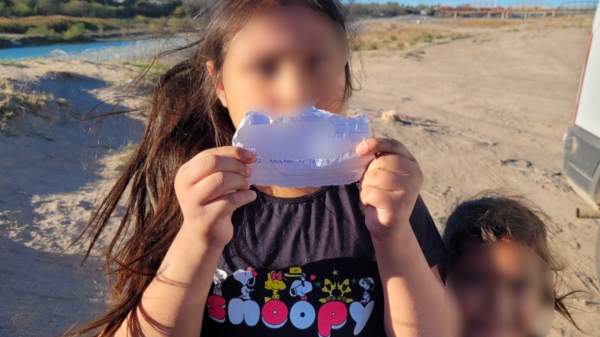 Smugglers abandon two migrant girls at southern border with note to authorities | Fox News