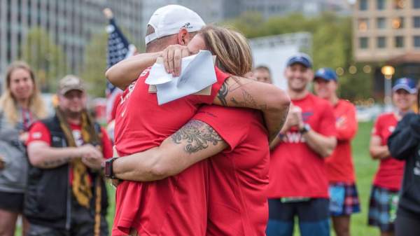 Veteran surprises his biological mother at the Pittsburgh Half Marathon after searching for her for years - ABC News