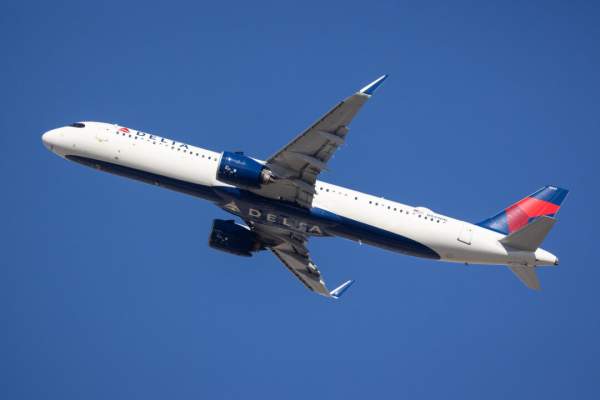 Delta Flight Returns to Atlanta Airport Over ‘Possible Smoke,’ FAA Says | The Epoch Times