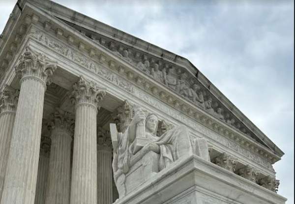 BREAKING: Supreme Court Issues 7-2 Ruling Allowing President Trump to Revoke Legal Status of Hundreds of Thousands of Migrants from Four Countries