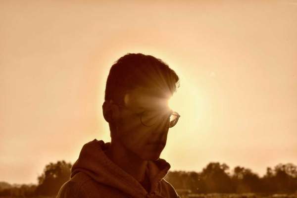Humans Give Off Light That Extinguishes at Death, New Study Reveals – Faithwire