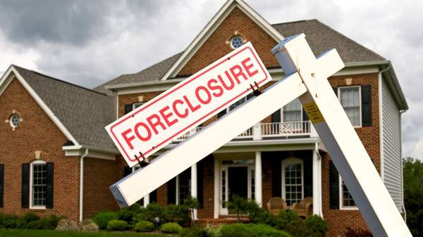 Foreclosures jump over 20% as Americans fall behind on mortgages amid affordability crisis | Daily Mail Online