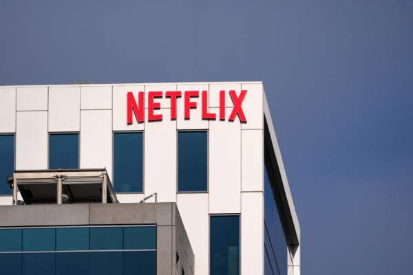 Netflix Abandons Warner Bros. Bid; Paramount Set to Take Over | The Epoch Times