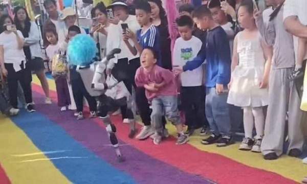 Viral: Humanoid Robot Kicks Chinese Kid In The Stomach During Public Demonstration | ZeroHedge