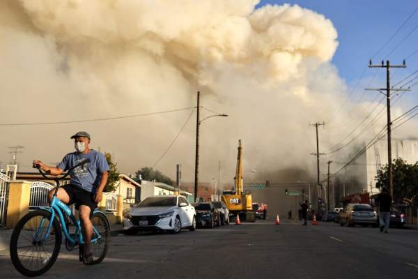 California Declares State of Emergency Over Los Angeles Warehouse Fire, Smoke | The Epoch Times